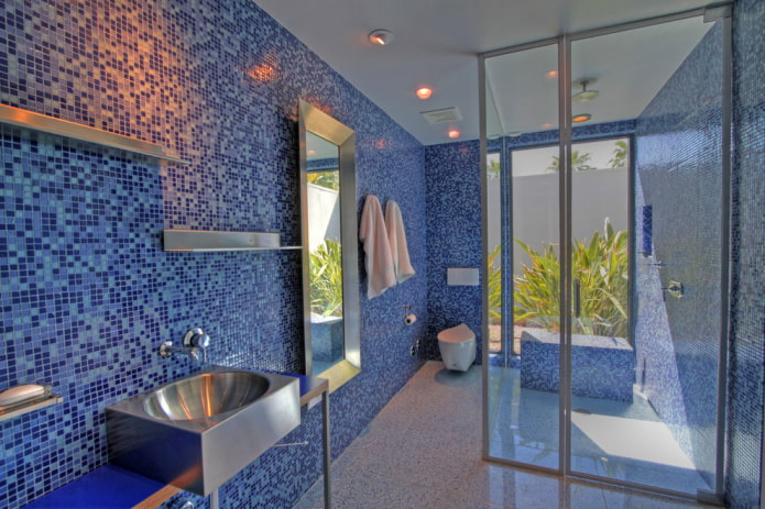 плави мозаик у унутрашњости купатила