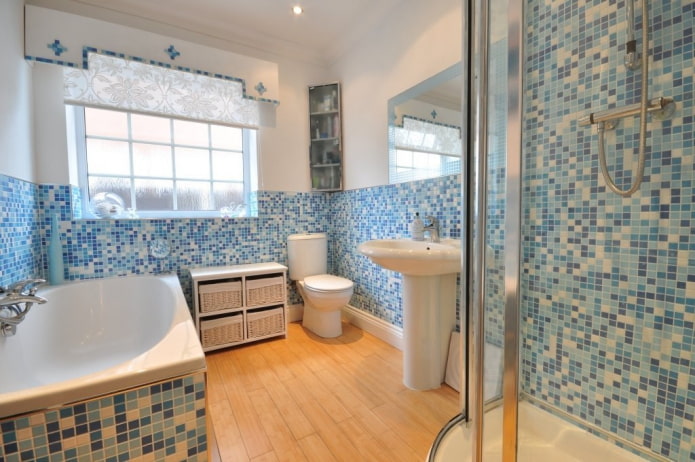 плави мозаик у унутрашњости купатила