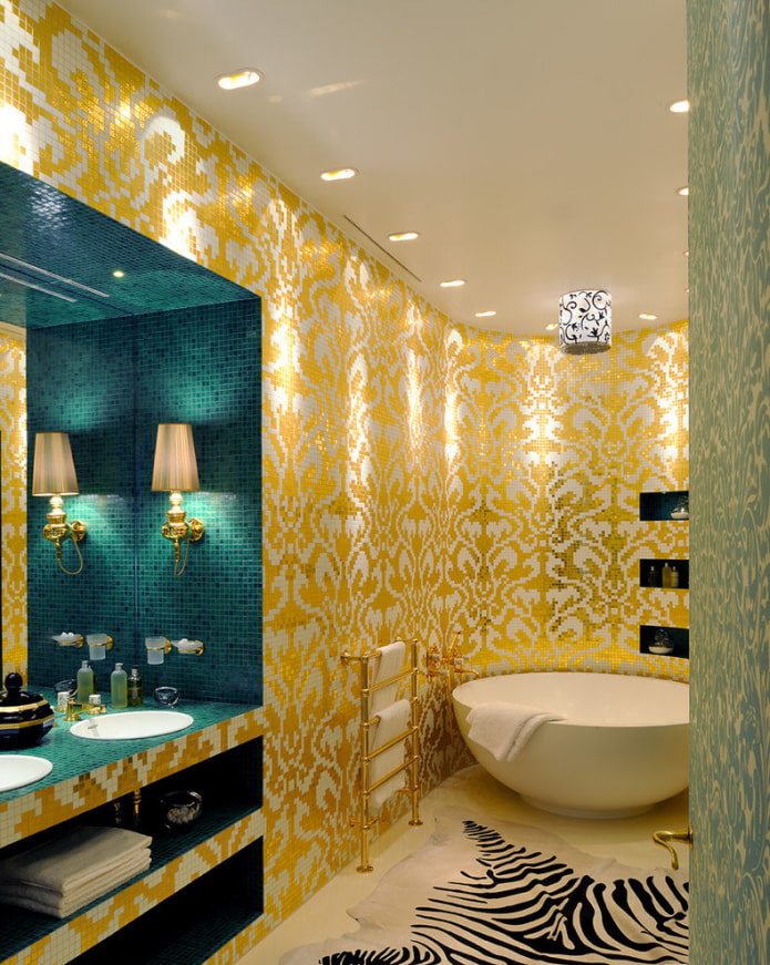 arany mozaik a fürdőszoba belsejében