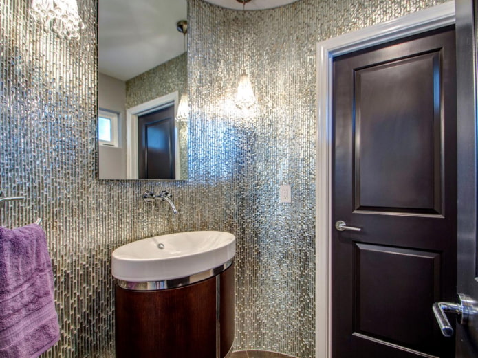 ezüst mozaik a fürdőszoba belsejében