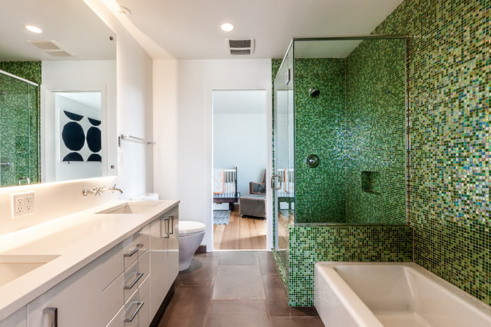 zöld mozaik a fürdőszoba belsejében