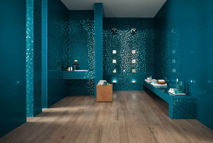 turquoise mosaic sa loob ng banyo