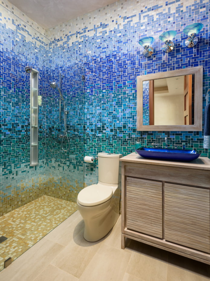 mozaik a falakon a fürdőszoba belsejében
