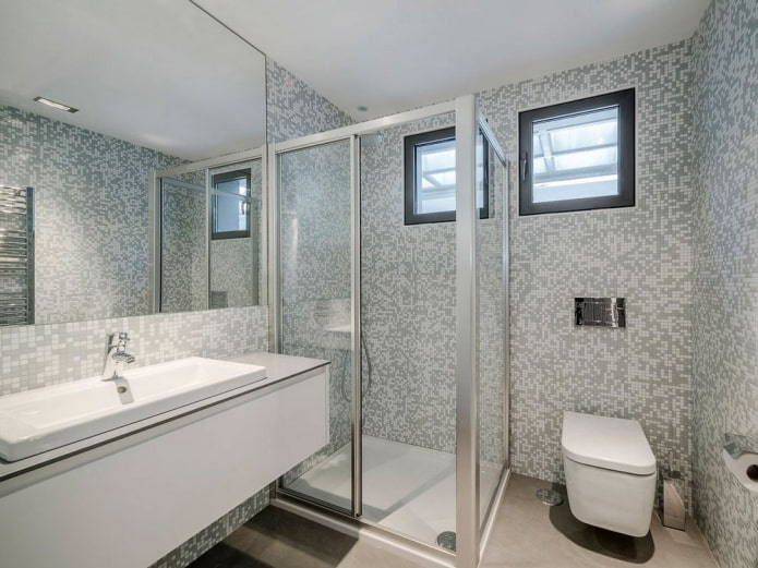 négyzet alakú mozaik a fürdőszoba belsejében