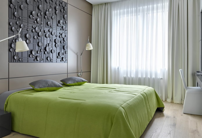 Bett mit grüner Tagesdecke im Schlafzimmer