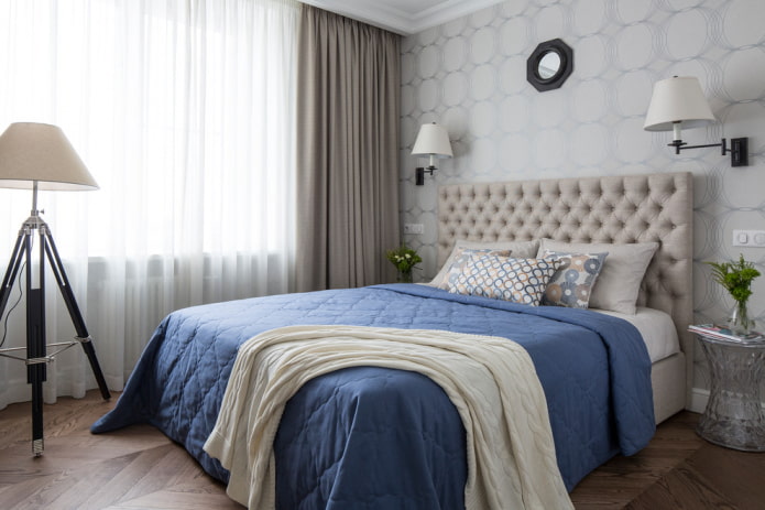 ágy kék ágytakaróval a hálószobában