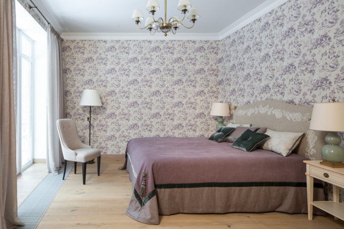 Bett mit lila Tagesdecke im Schlafzimmer