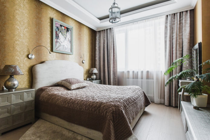 Bett mit brauner Tagesdecke im Schlafzimmer