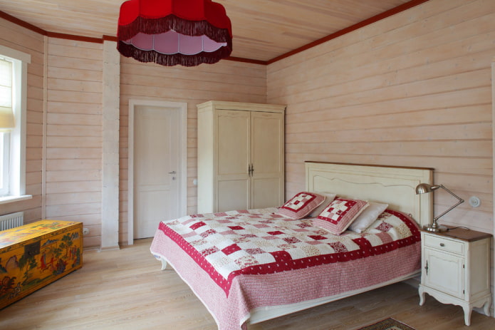 ágy patchwork ágytakaróval a hálószobában