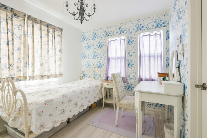 kama na may Provence style bedspread