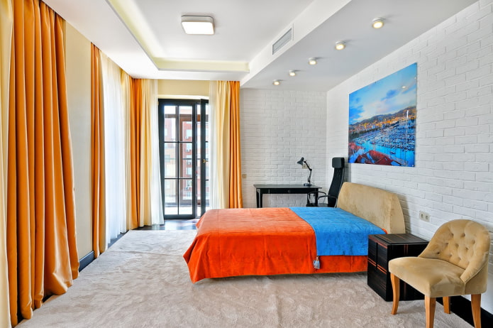 ágy narancssárga ágytakaróval a hálószobában