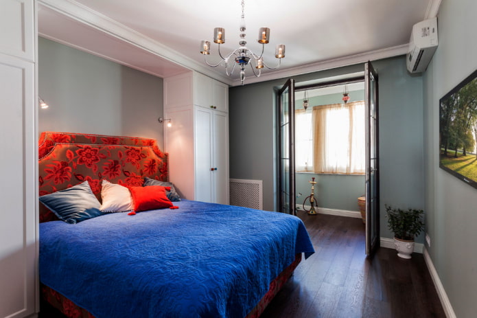 Bett mit blauer Tagesdecke im Schlafzimmer
