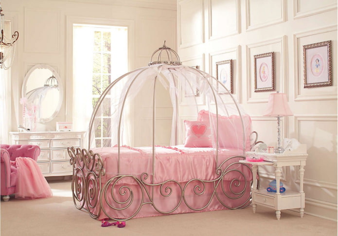 Carriage bed for a girl