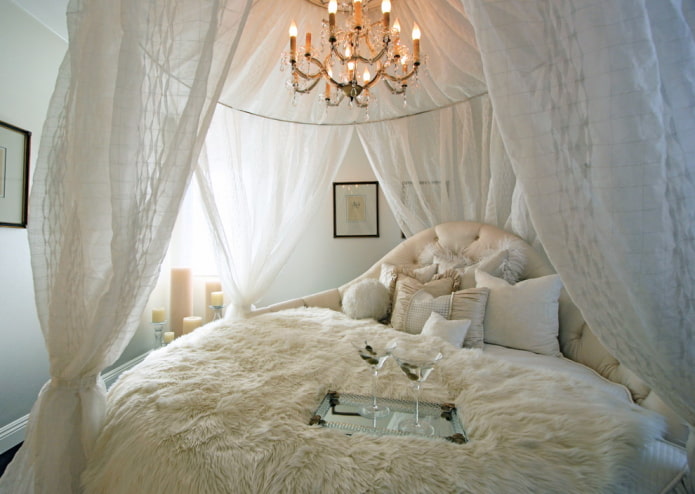 Luxurious round bed