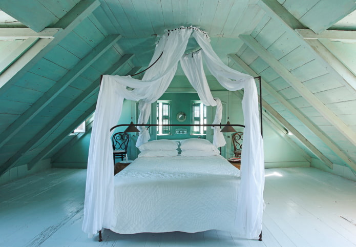 Turquoise canopy bedroom