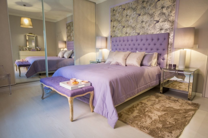 dupla lila ágy a belső térben
