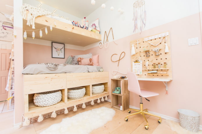 Bett im Kinderzimmer im skandinavischen Stil