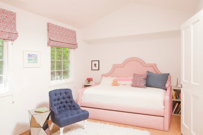rosa Bett im Kinderzimmer