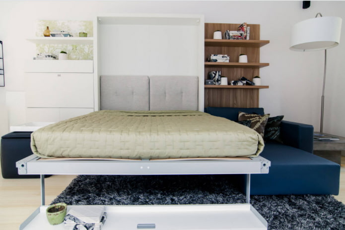 szekrény ágy kanapéval a belső térben