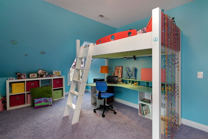 modernong nursery na may loft bed