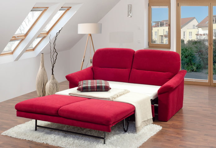 piros összecsukható kanapé a belső térben