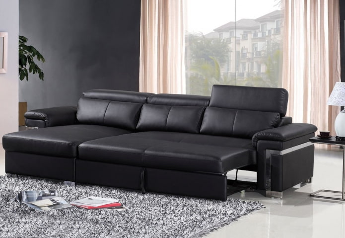 fekete összecsukható kanapé a belső térben