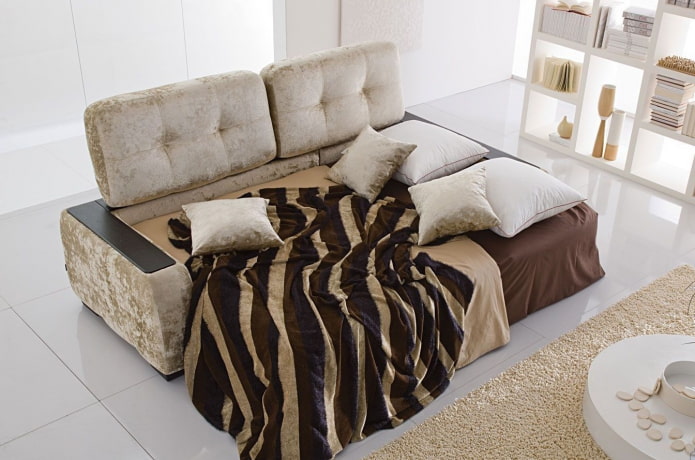 bézs színű összecsukható kanapé a belső térben