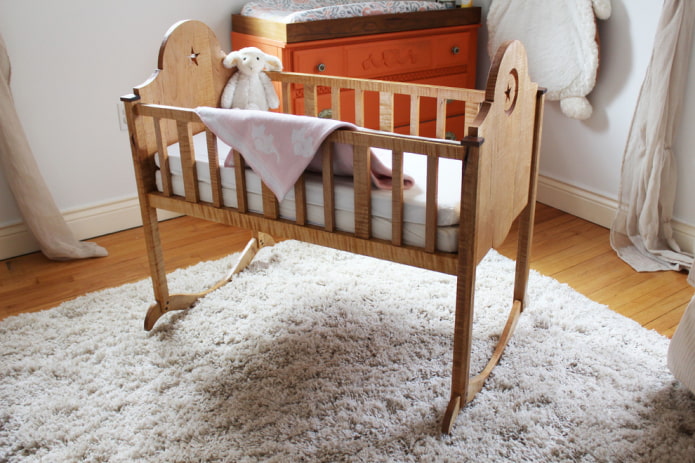 เตียงโยกสำหรับทารกแรกเกิดในการตกแต่งภายใน