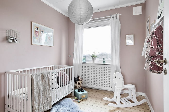 Kinderzimmer für ein Neugeborenes in zarter lila Farbe