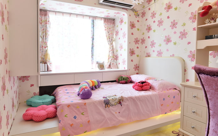 Kinderzimmer mit Bett am Fenster
