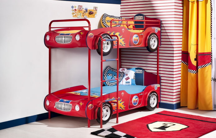 Etagenbettauto im Kinderzimmer