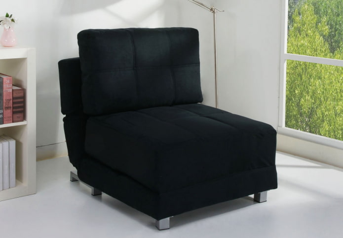 összecsukható szék karfa nélkül a belső térben