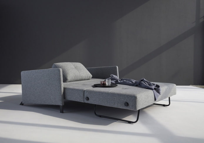 malawak na natitiklop na armchair sa interior