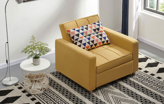 sárga összecsukható fotel a belső térben