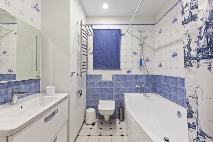 weiße und blaue Fliesen im Badezimmerinnenraum