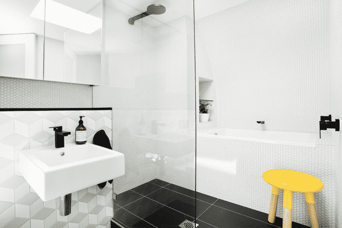 weiße Mosaikfliesen im Badezimmerinnenraum