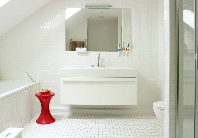 fehér mozaik csempe a fürdőszoba belsejében