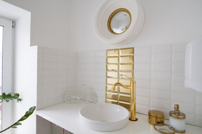 weiße und goldene Fliesen im Badezimmerinnenraum