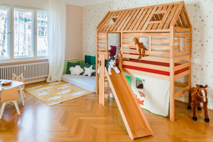 Bett in Form eines Hauses mit Leiter im Kinderzimmer