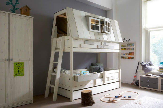 Etagenbett in Form eines Hauses im Kinderzimmer