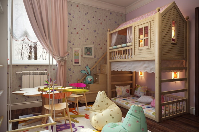 Bett in Form eines Hauses im Kinderzimmer für ein Mädchen