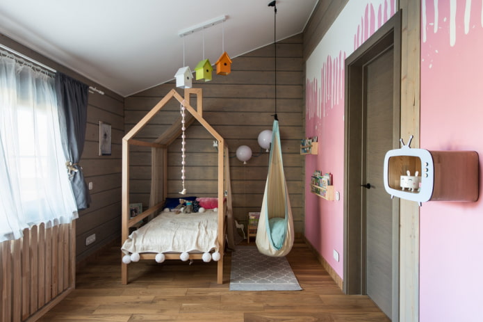 Bett in Form eines Hauses im Kinderzimmer für ein Mädchen