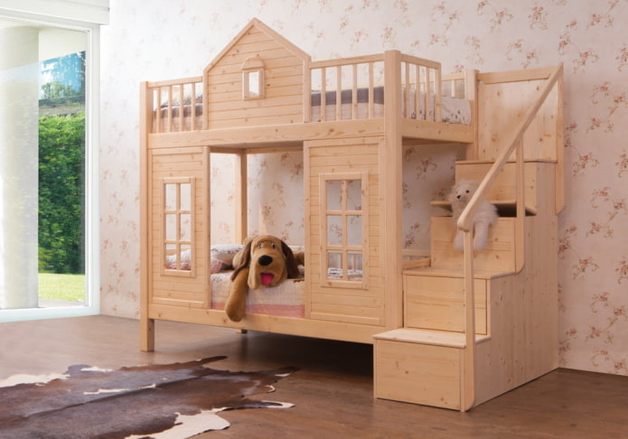 Bett in Form eines Hauses mit Leiter im Kinderzimmer