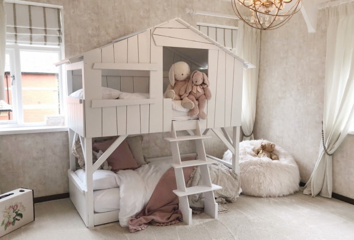 Bett in Form eines Hauses im Kinderzimmer
