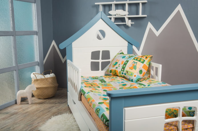 Bett in Form eines Hauses mit Seitenwänden im Kinderzimmer