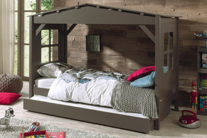 Bett in Form eines Hauses im Kinderzimmer