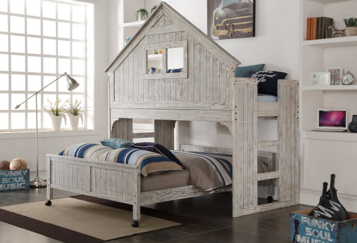 сиви кревет у облику кућице у расаднику