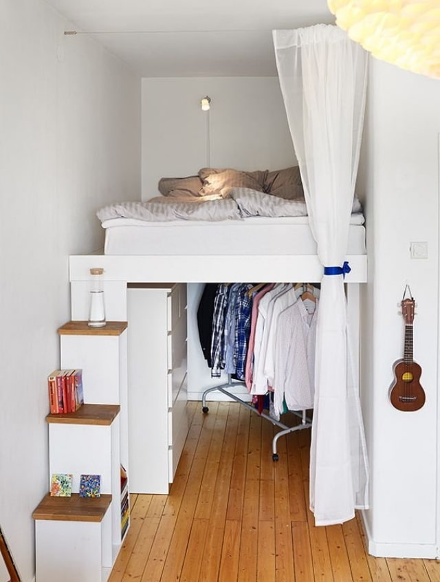 เตียงเหนือเพดานในห้องนอน