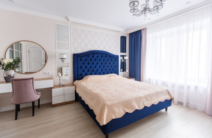 kék ágy a hálószoba belsejében