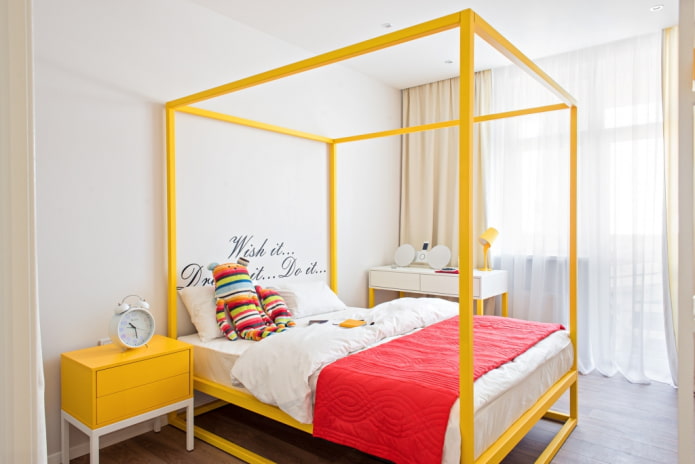 sárga ágy a hálószoba belsejében